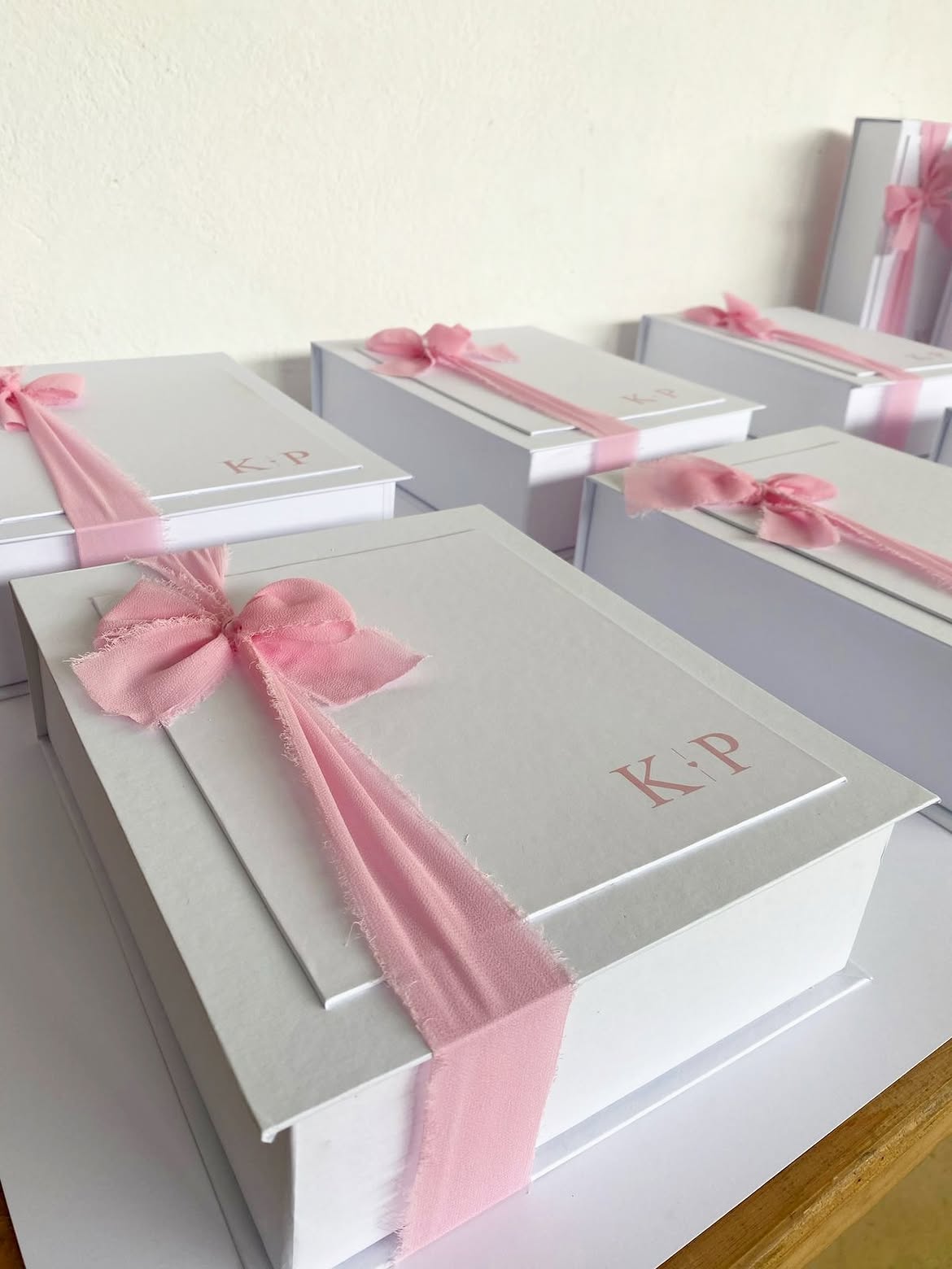 Caixas de casamento personalizadas com laço rosa e monograma